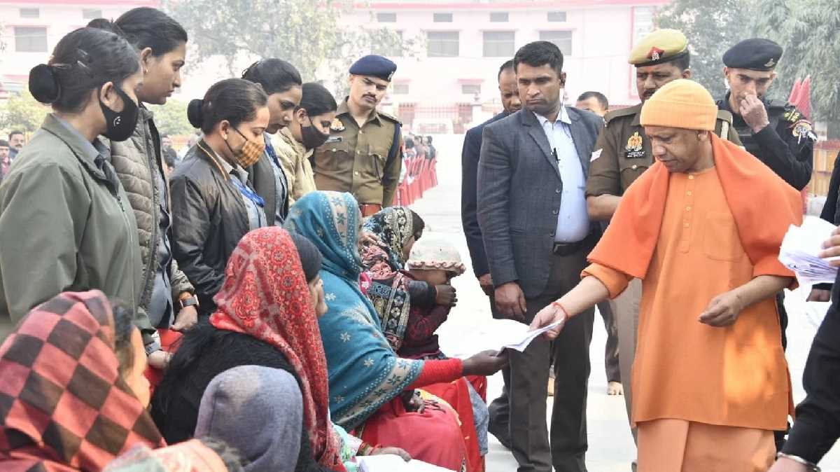 गोरखपुर में सीएम योगी ने लगाया जनता दरबार, सुनी लोगों की फरियाद